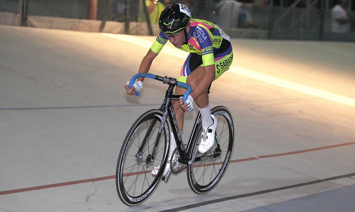 Edoardo Zamperini in azione durante la Corsa a punti