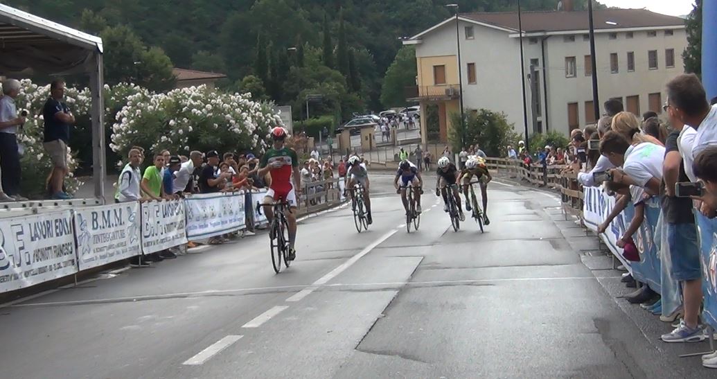 Lo sprint vincente di Manuel Oioli nella gara Esordienti 2° anno di Monticelli Brusati