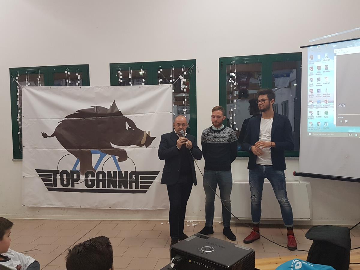 Filippo Ganna con Simone Consonni ed il CT Marco Villa