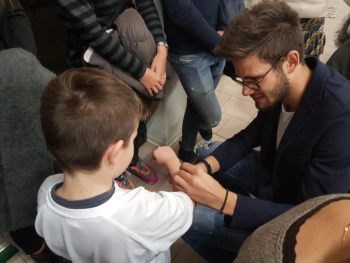 Filippo Gana firma autografi ai piccoli fan
