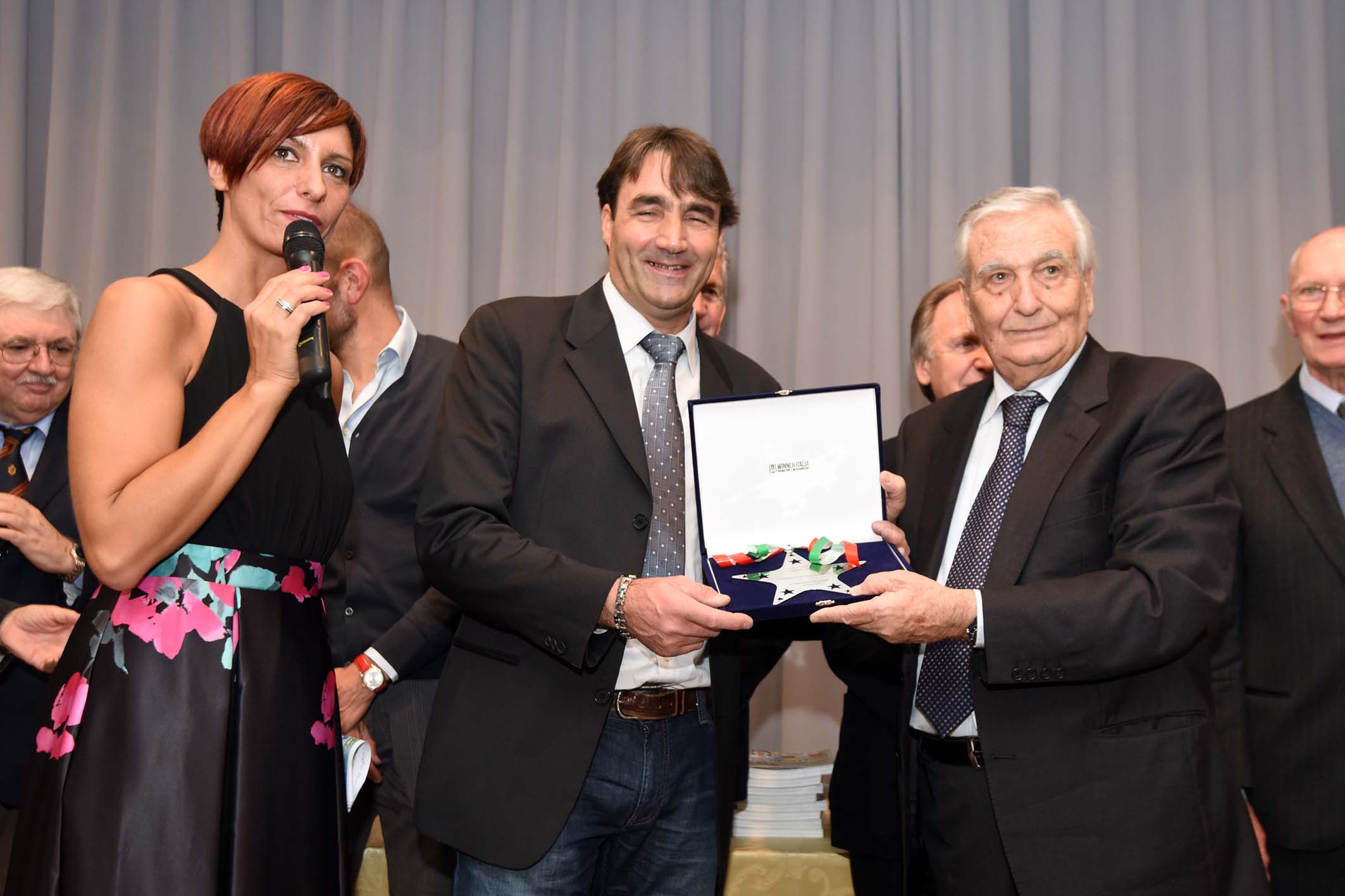 Giovanni Fidanza in rappresentanza degli ex professionisti bergamaschi omaggia Renato Fossani