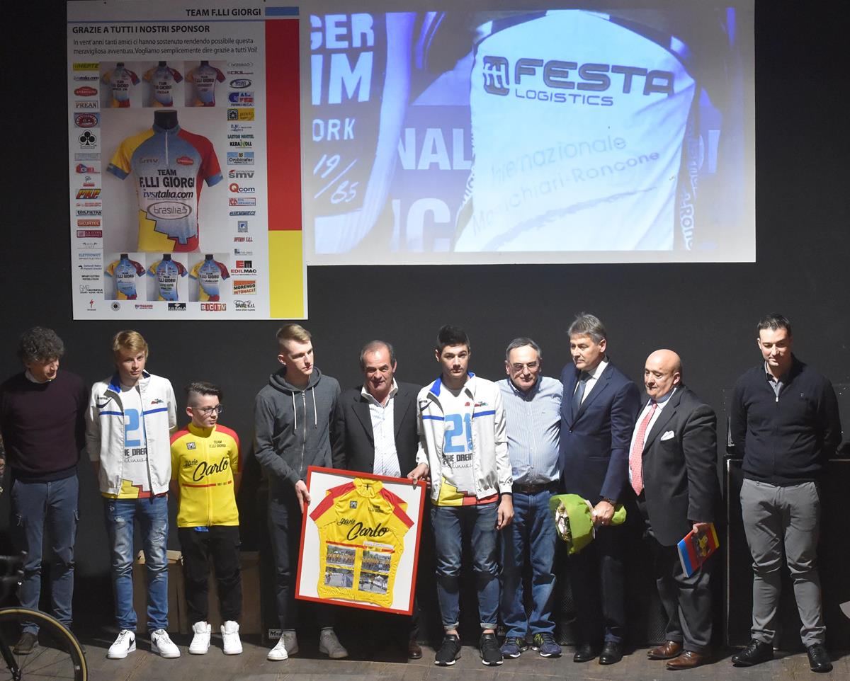 La consegna di un riconoscimento al presidente Carlo Giorgi