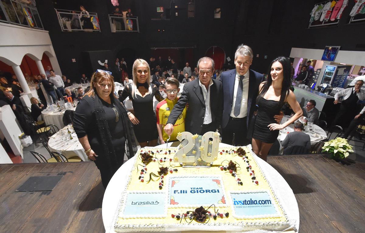 Il taglio della torta con il presidente Carlo Giorgi e i vice presidenti Massimo Trapletti e Graziella Adami