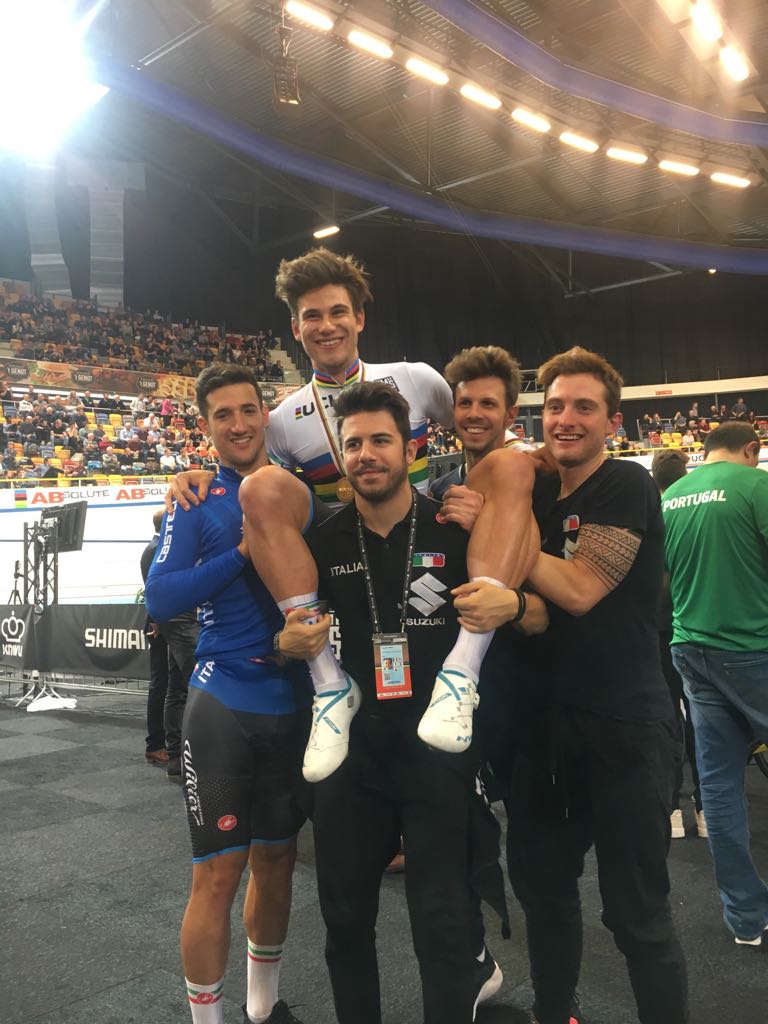 Festa azzurra per l'oro di Filippo Ganna