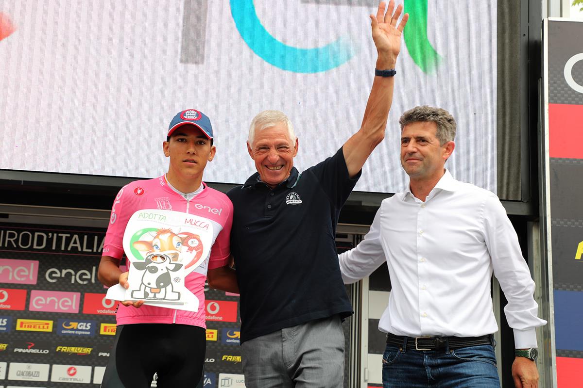 La maglia rosa Alejandro Osorio Carvajal premiato da Francesco Moser