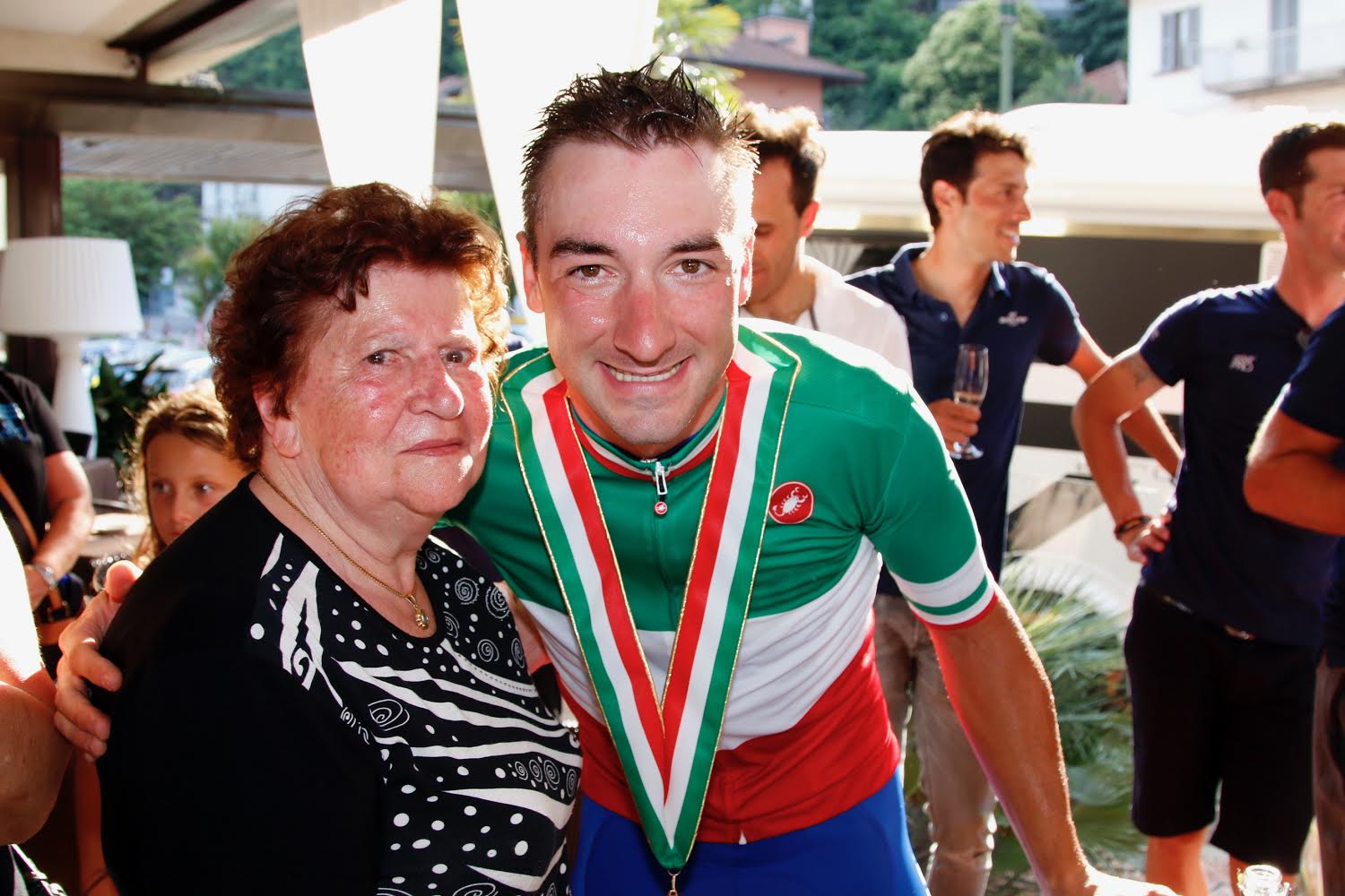 Il neo campione italiano Elia Viviani con nonna Gina