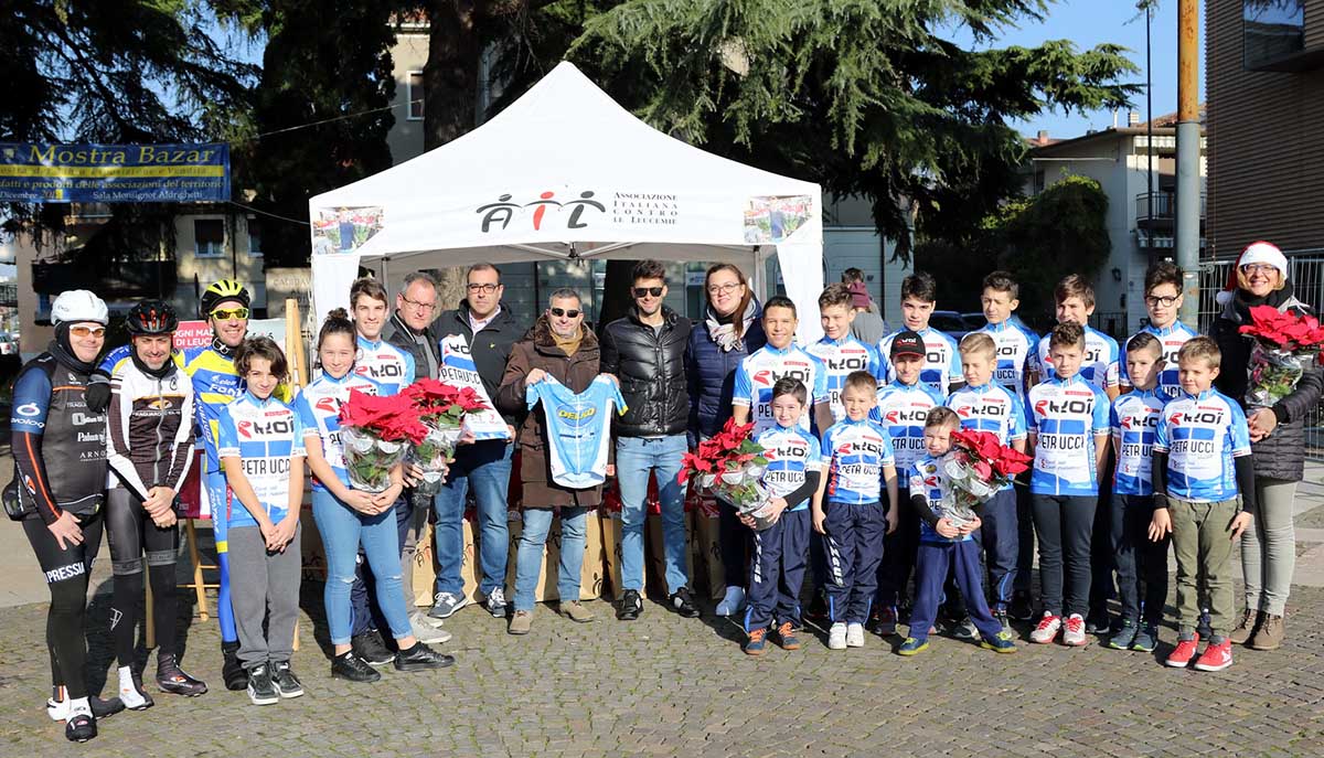 Mauro Finetto con i ragazzi della Ekoi - Petrucci in piazza per le "Stelle di Natale" Ail