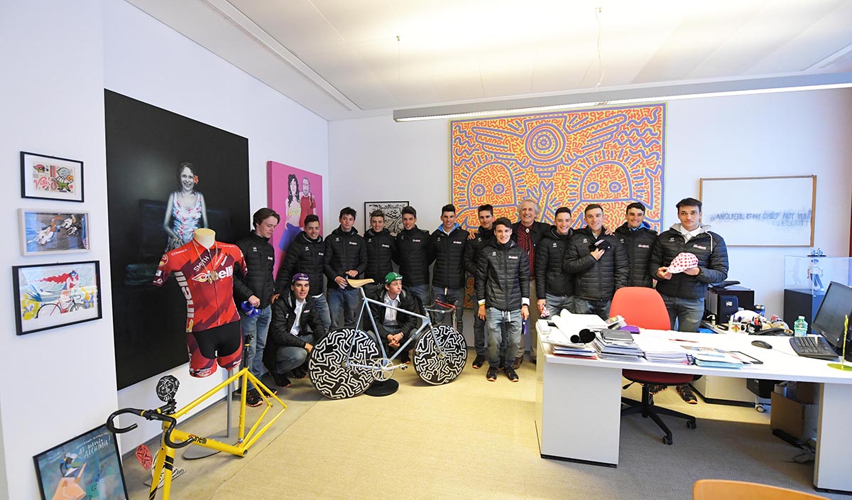 I ragazzi del Team Colpack nell'ufficio di Antonio Colombo, presidente di Cinelli