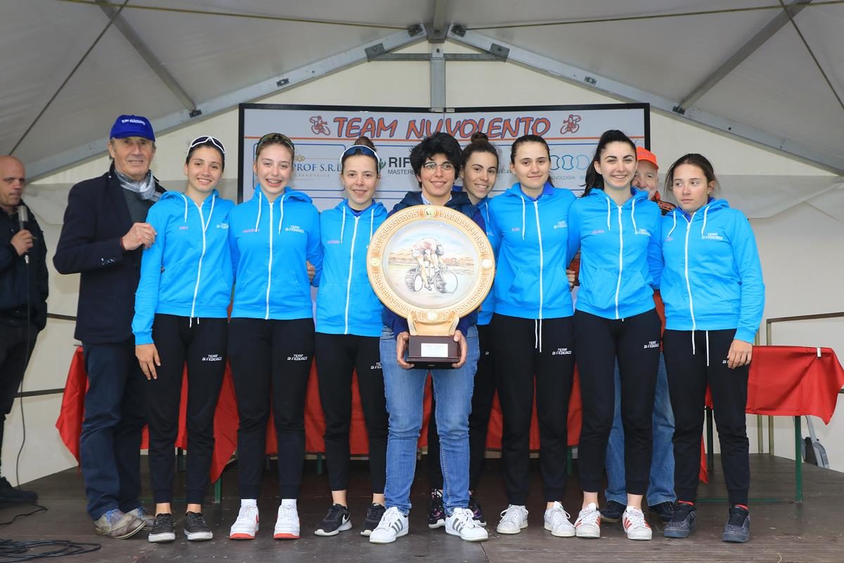 La premiazione del Team Di Federico a Nuvolento (foto Fabiano Ghilardi)