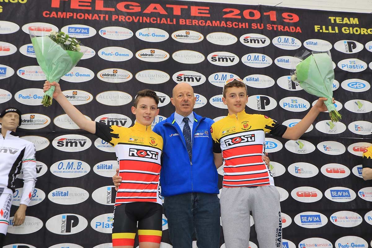 Andrea Barcella e Andrea Rinaldi, campioni provinciali bergamaschi Esordienti, con Claudio Mologni (foto Fabiano Ghilardi)