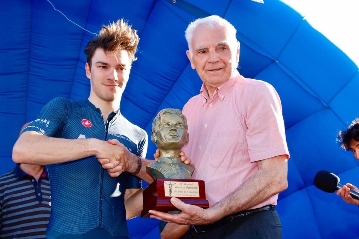 Attilio Viviani premiato per la vittoria al Memorial Vincenzo Mantovani (foto Photobicicailotto)