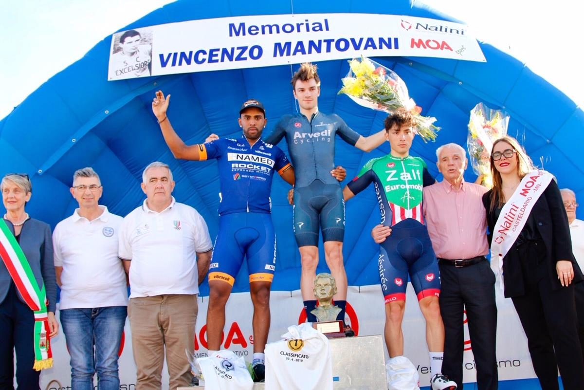 Il podio del Memorial Vincenzo Mantovani a Castel d'Ario (foto Photobicicailotto)