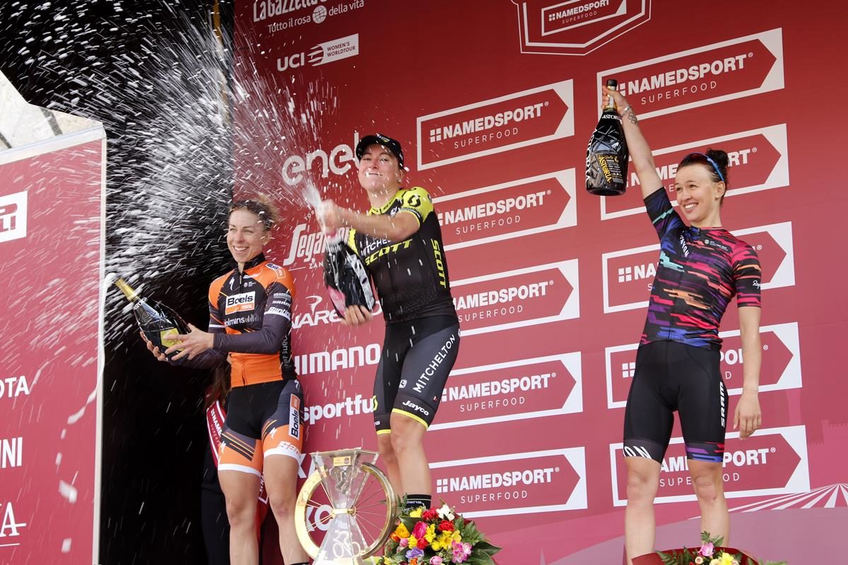 Festa per Annemiek Van Vleuten alla Strade Bianche Women Elite 2019 (foto Photobicicailotto)