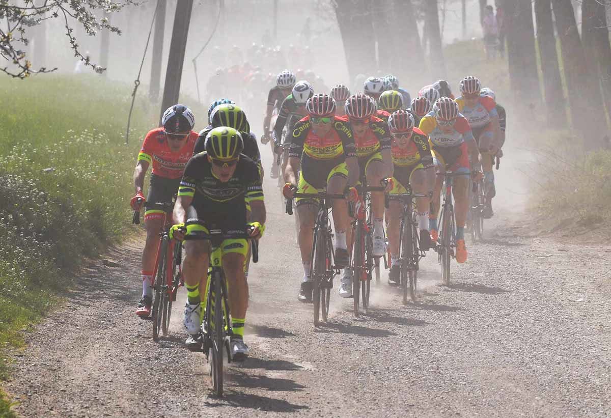 Un passaggio sullo sterrato di Gussago (foto Rodella)