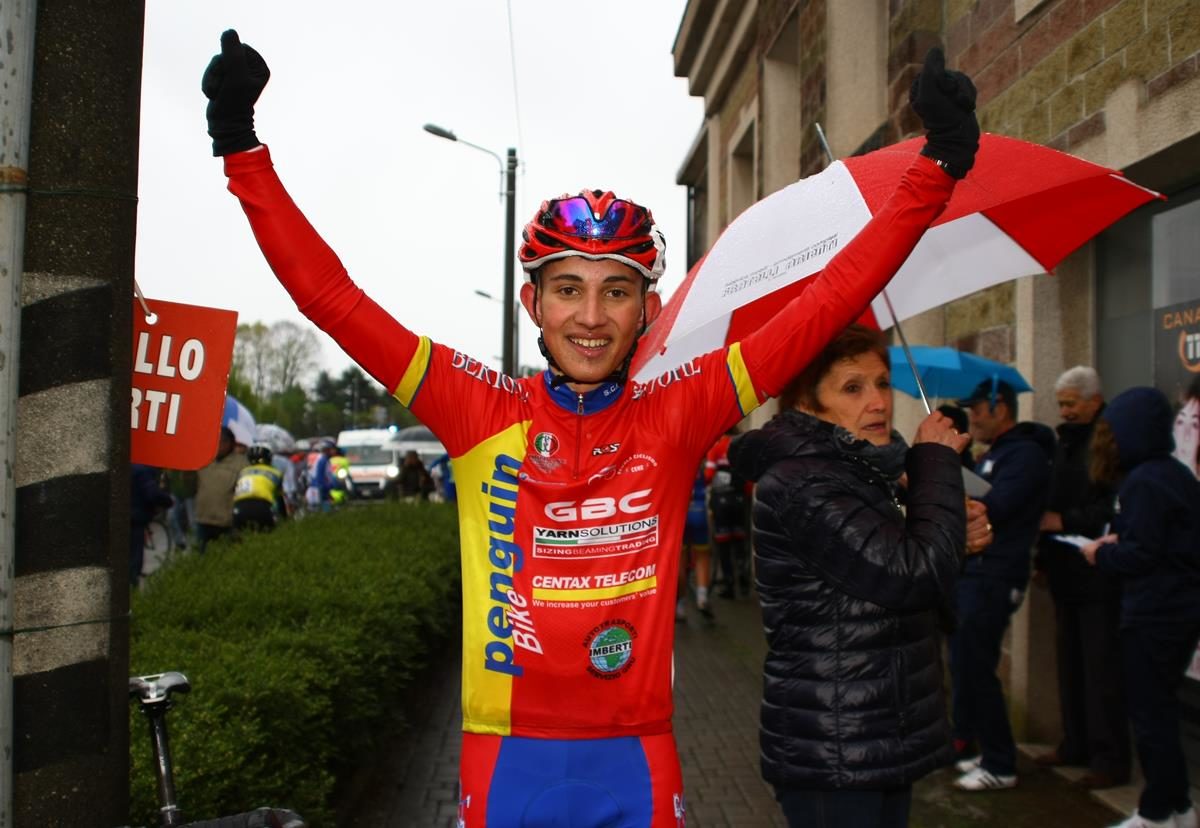 Simone Gualdi festeggia la seconda vittoria a Correzzana (foto Berry)