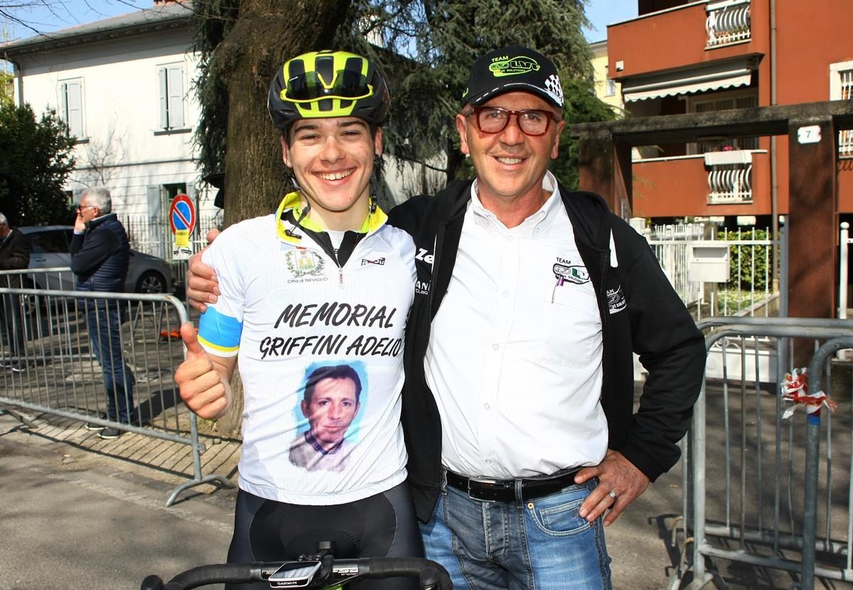 Il presidente del Team LVF Patrizio Lussana festeggia con Tomas Trainini la vittoria a Treviglio (foto Berry)