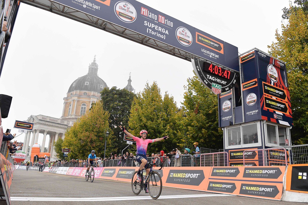 Michael Woods vince la 100/a Milano-Torino (foto LaPresse)