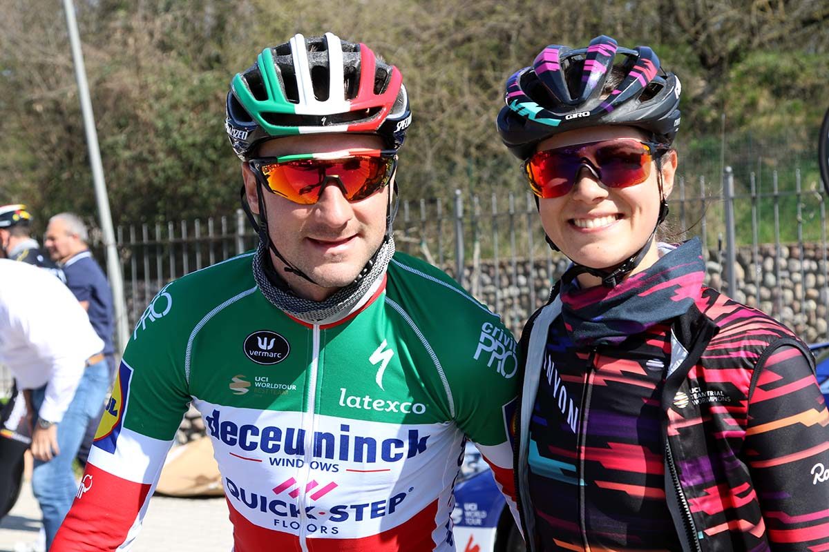 Elia Viviani con la compagna Elena Cecchini durante l'allenamento di questa mattina (foto Photobicicailotto)