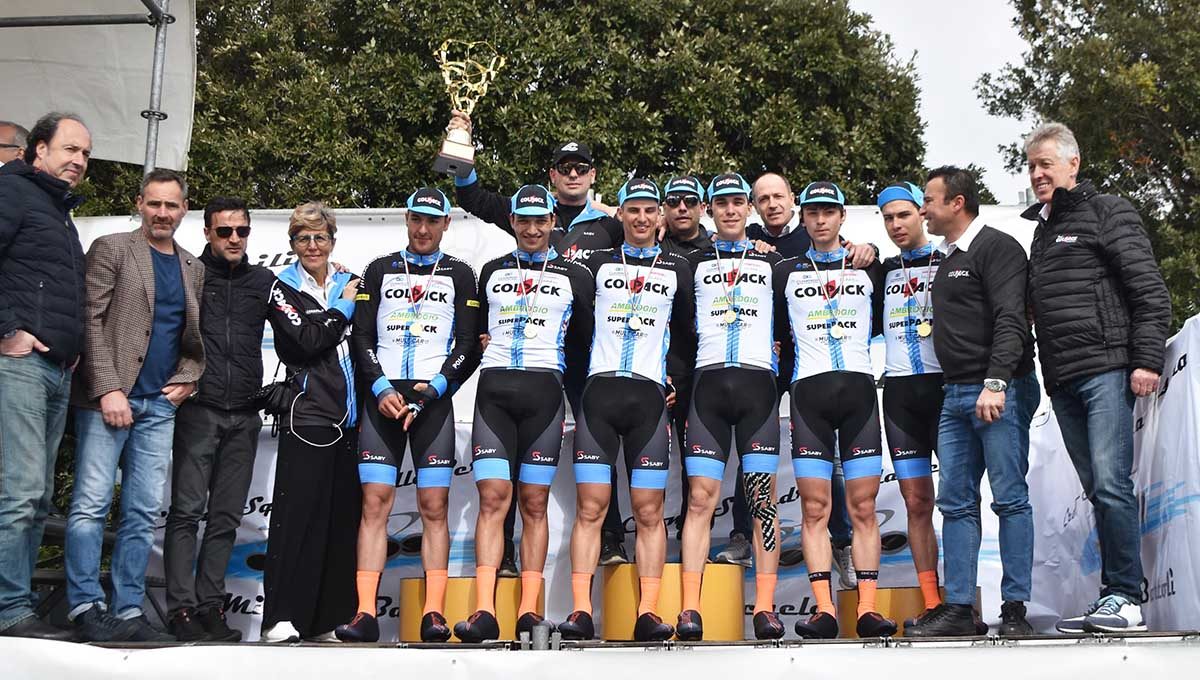 Il Team Colpack festeggia la vittoria alla Cronosquadre della Versilia 2019 (foto Rodella)