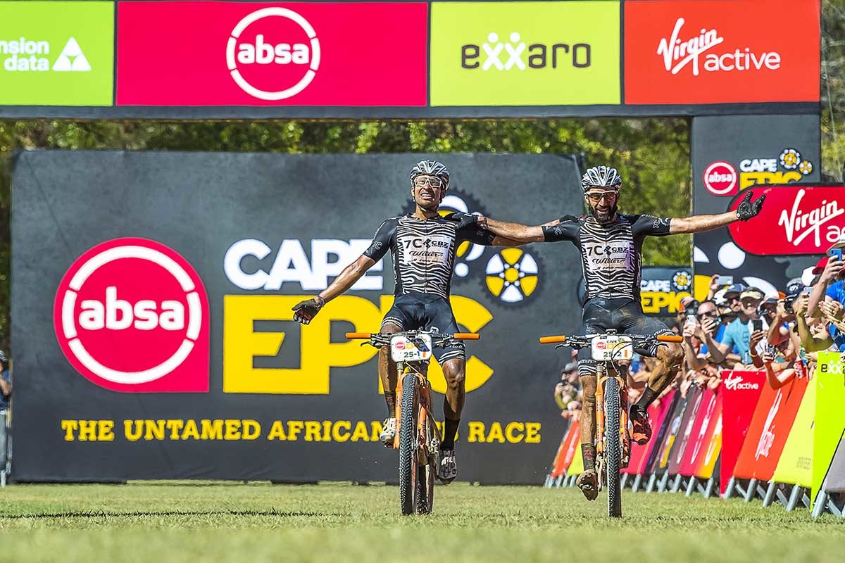 Johnny Cattaneo e Luis Mejia vincono la sesta tappa della Cape Epic (foto Josue Fernandez)