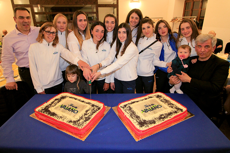 Taglio della Torta per il Team Aromitalia Vaiano (foto F. Ossola)