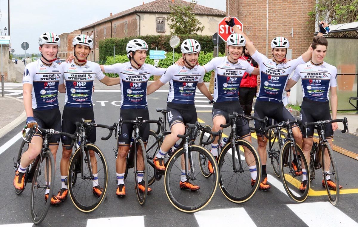 L'Assali Stefen festeggia la vittoria di Pietro Generali a San Bellino (foto Photobicicailotto)