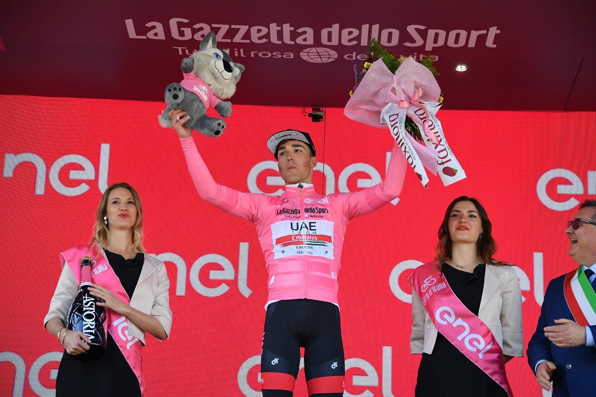 Valerio Conti nuova maglia rosa al Giro d'Italia 2019 (foto LaPresse)
