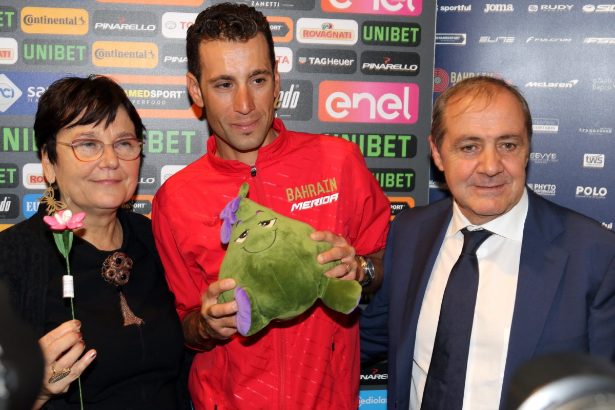 Vincenzo Nibali premiato (foto Photobicicailotto)