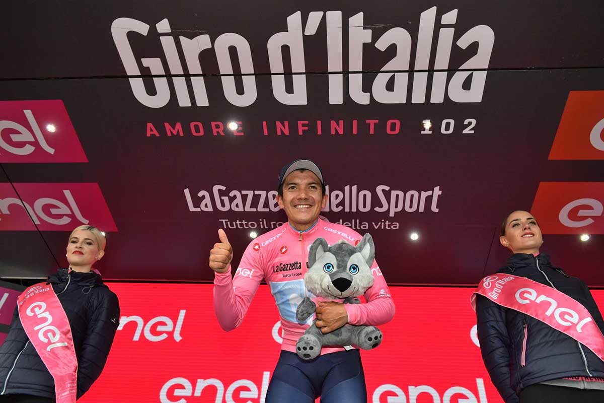 La maglia rosa Richard Carapaz (foto LaPresse)