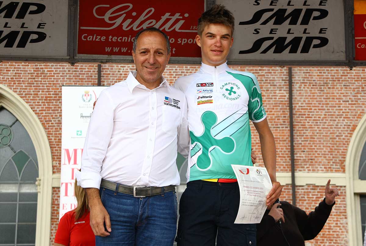 Il neo campione lombardo Mathias Vacek con il presidende FCI Lombardia Cordiano Dagnoni (foto Berry)