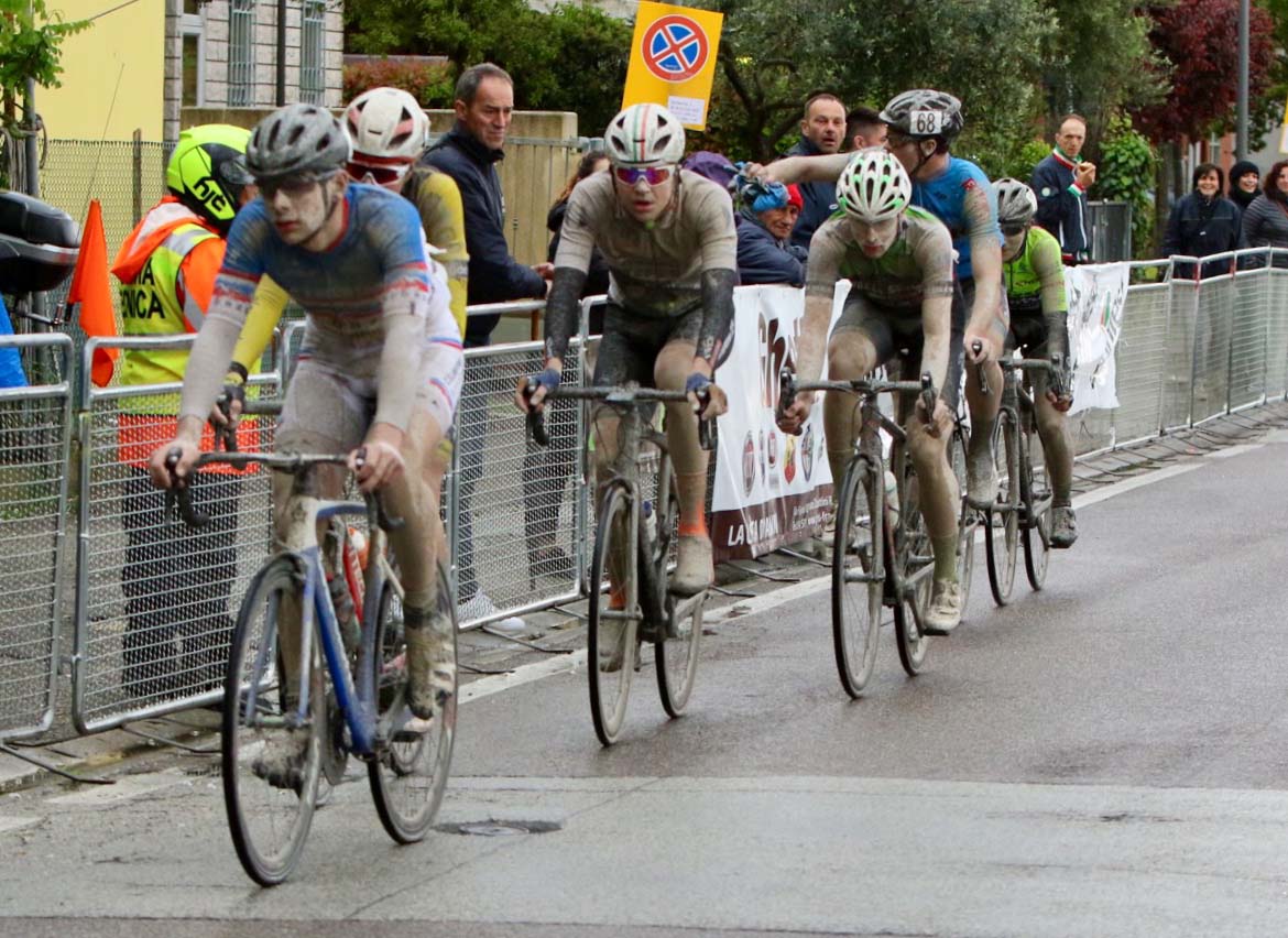 I sei corridori in fuga (foto Photobicicailotto)