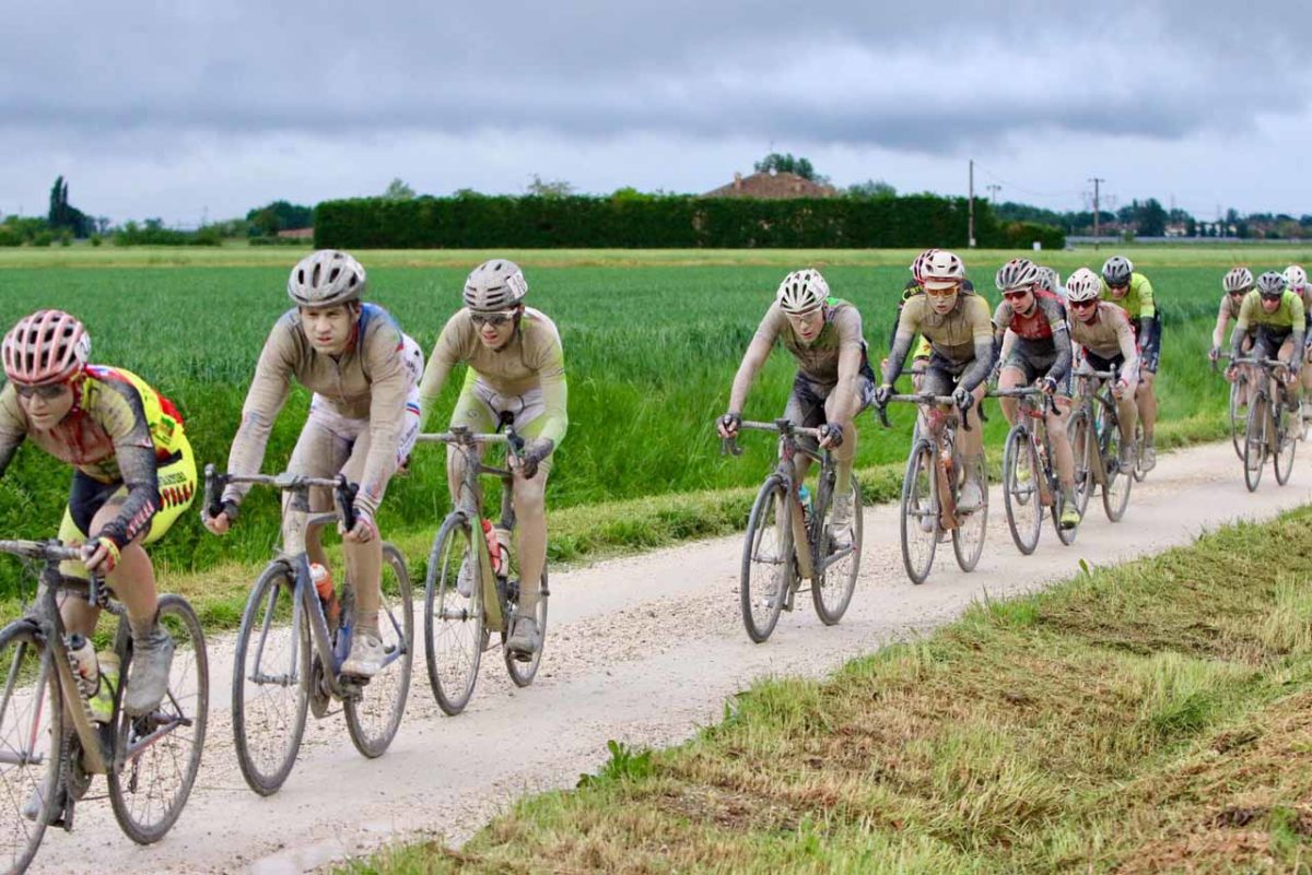 I ragazzi infangati in azione a Villanova di Ravenna (foto Photobicicailotto)