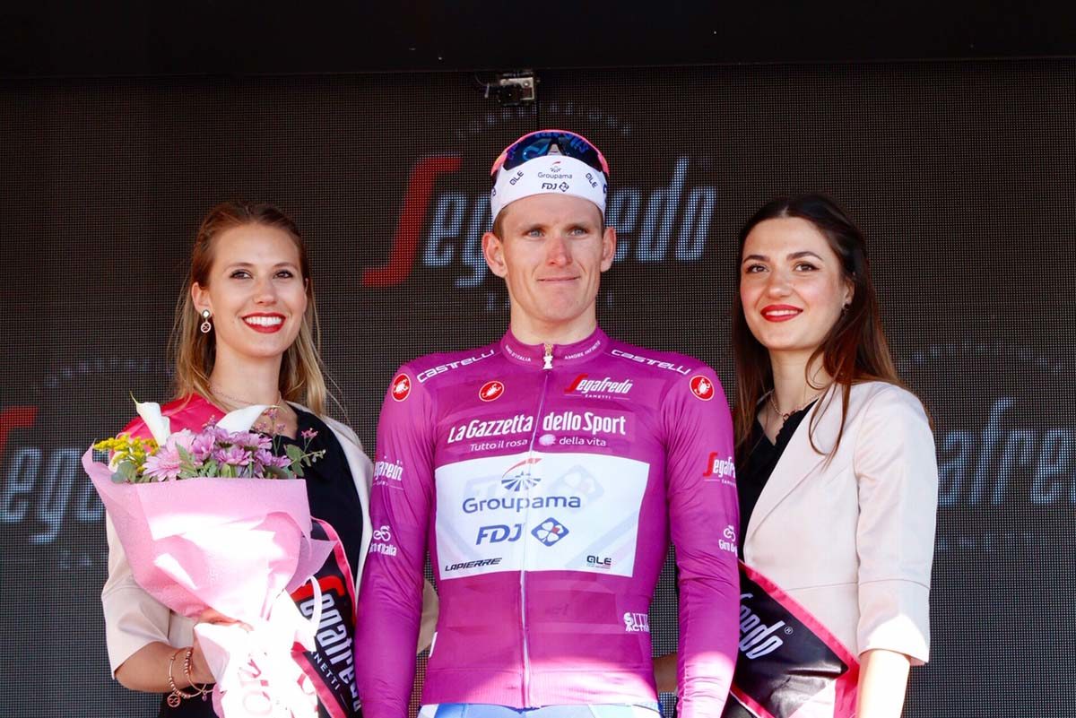 Arnaud Demare veste la maglia ciclamino (foto Photobicicailotto)