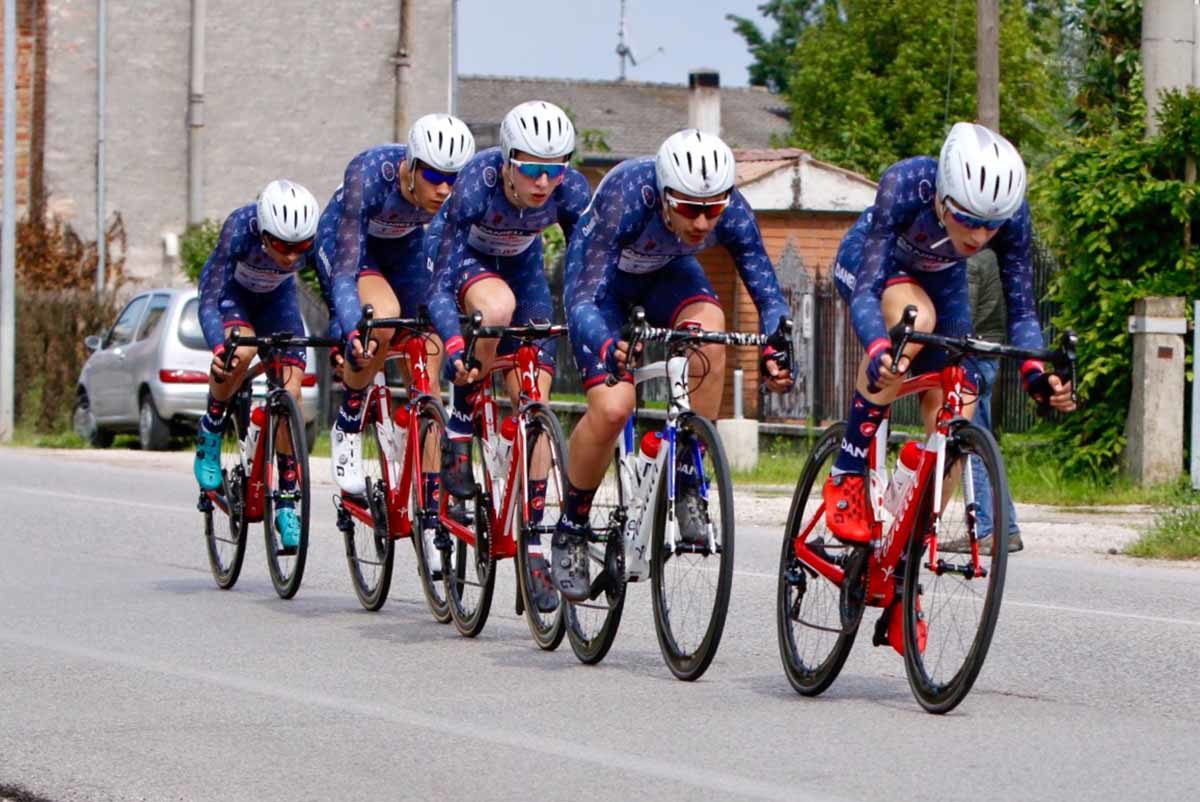 I ragazzi del Team Danieli in azione (foto Photobicicailotto)