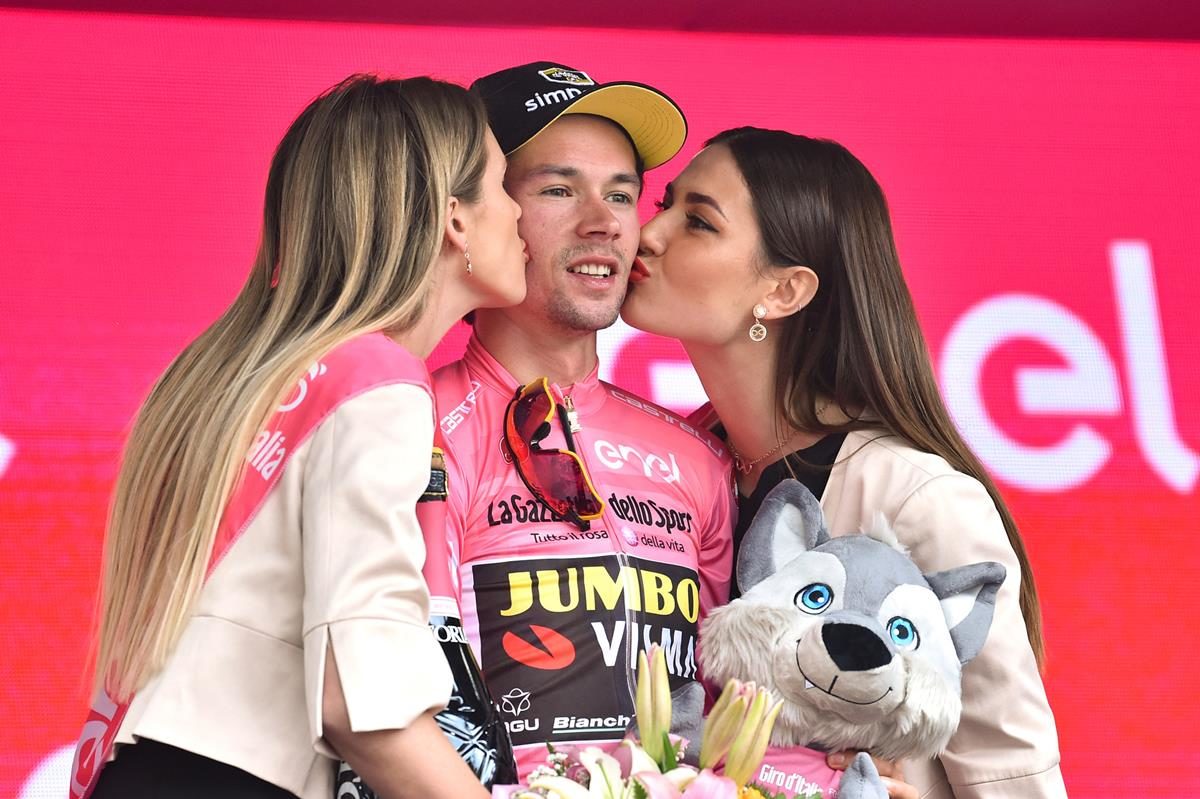 Primoz Roglic resta maglia rosa (foto LaPresse)