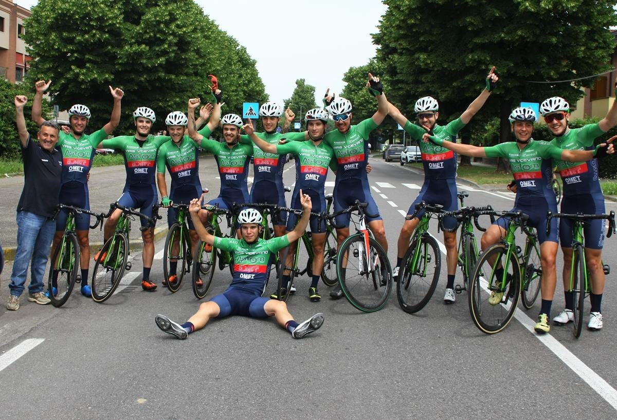 La festa della Viris Vigevano per la vittoria di Brugna a Gessate