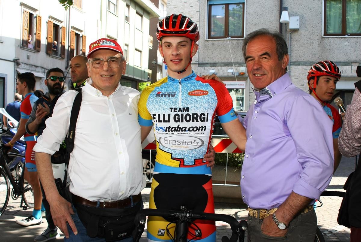 Manuel Tebaldi festeggiato da Carlo Giorgi e Angelo Messa (foto Berry)