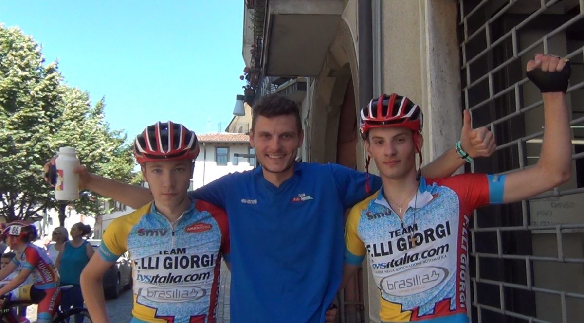 Manuel Tebaldi e Alessandro Belussi sul podio a Osio Sotto, con il DS Stefano Segalini