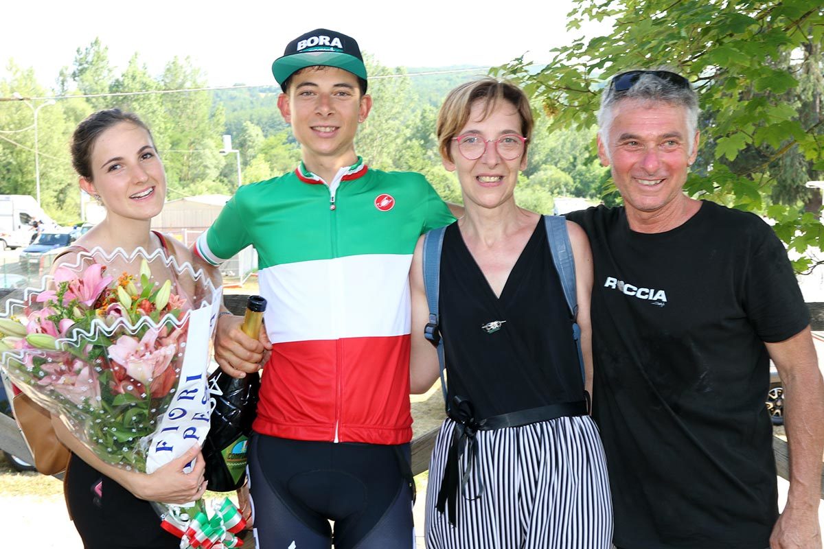 Davide Formolo in maglia tricolore festeggiato dalla famiglia (foto Photobicicailotto)