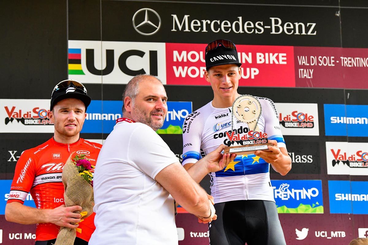 Il Sindaco di Commezzadura Ivan Tevini premia Mathieu Van der Poel (foto Mauro Mariotti)