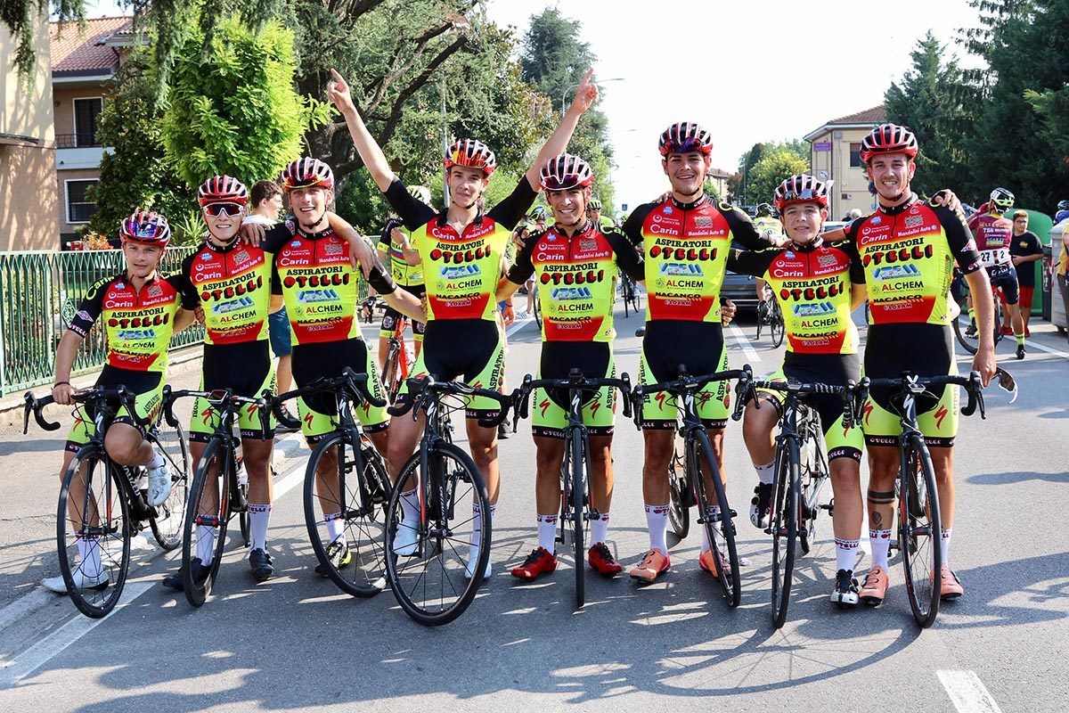 Festa dell'Aspiratori Otelli per la vittoria di Pinazzi a Marzaglia (foto Photobicicailotto)