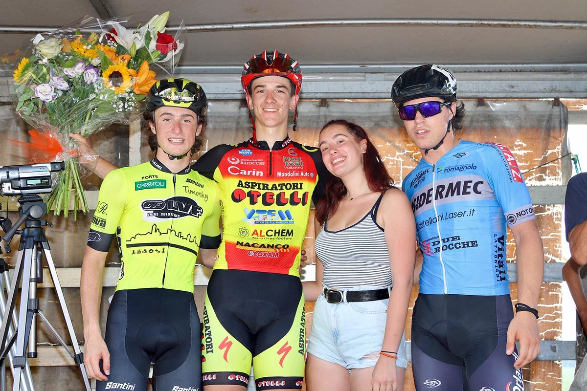 Il podio della gara Juniores di Marzaglia (foto Photobicicailotto)