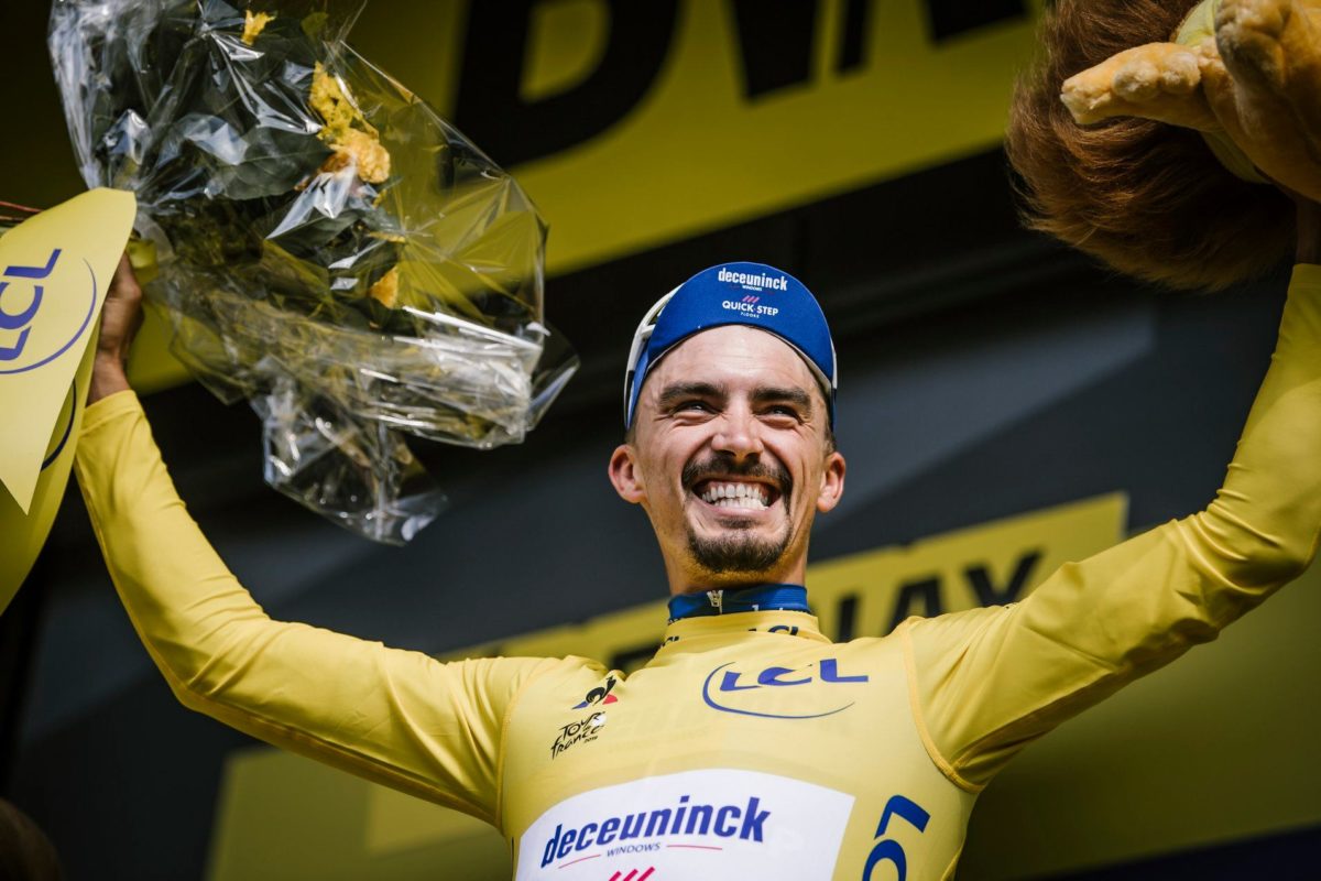 Julian Alaphilippe indossa la maglia gialla (foto A.S.O. / Pauline Ballet)
