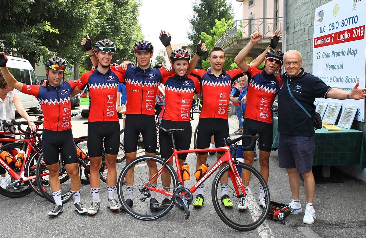 La Fagnano Nuova festeggia la vittoria di Simone Stocco a Osio Sotto (foto Berry)