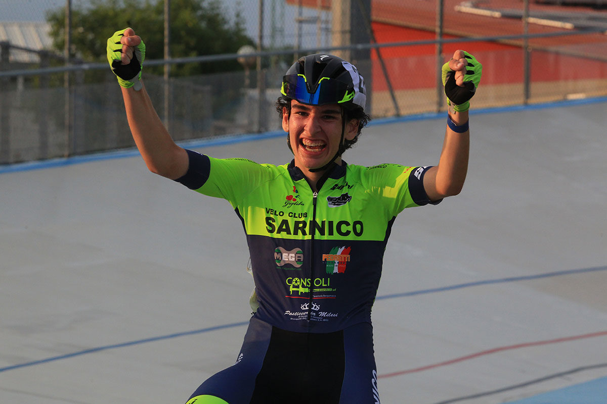 Michael Vanni esulta per la vittoria nel Campionato Italiano Omnium Endurance tra gli Allievi (foto Fabiano Ghilardi)