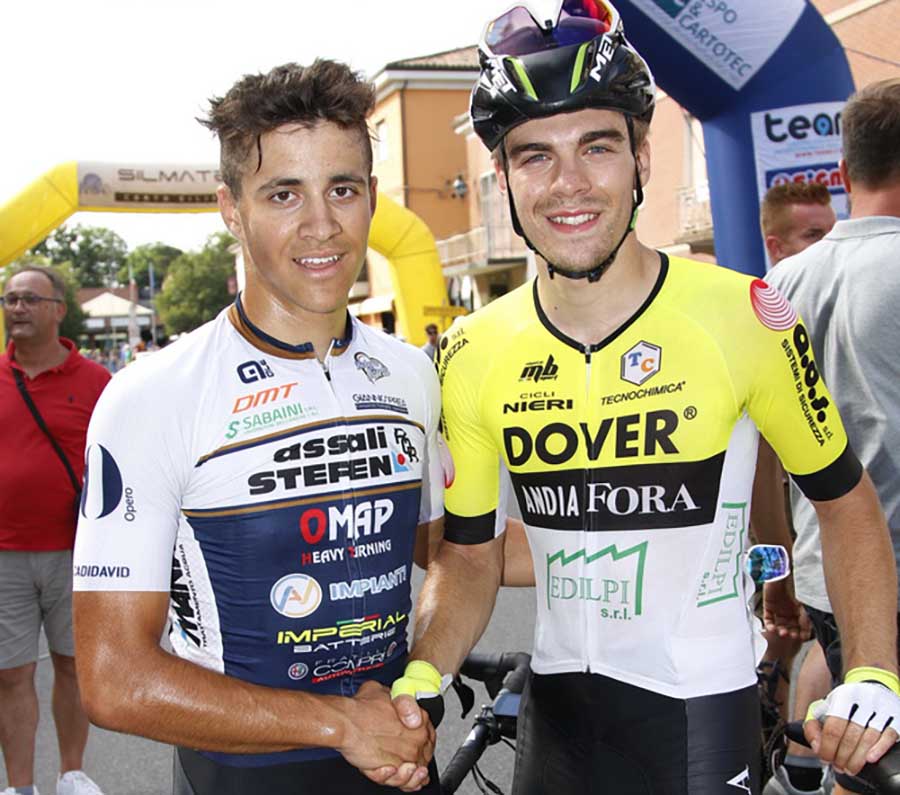 Stretta di mano tra Della Lunga e Generali (foto Photobicicailotto)
