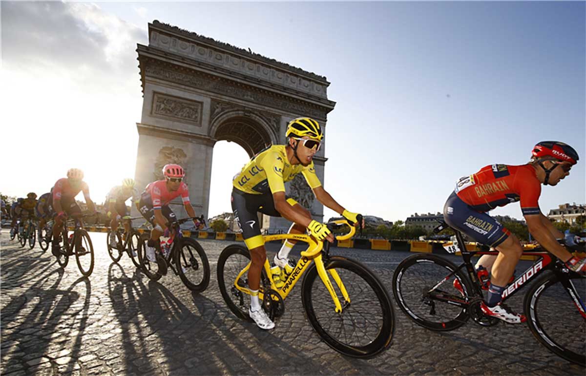 Egan Bernal in maglia gialla all'ombra dell'Arco di Trionfo a Parigi (foto BettiniPhoto)Egan Bernal in maglia gialla all'ombra dell'Arco di Trionfo a Parigi (foto BettiniPhoto)