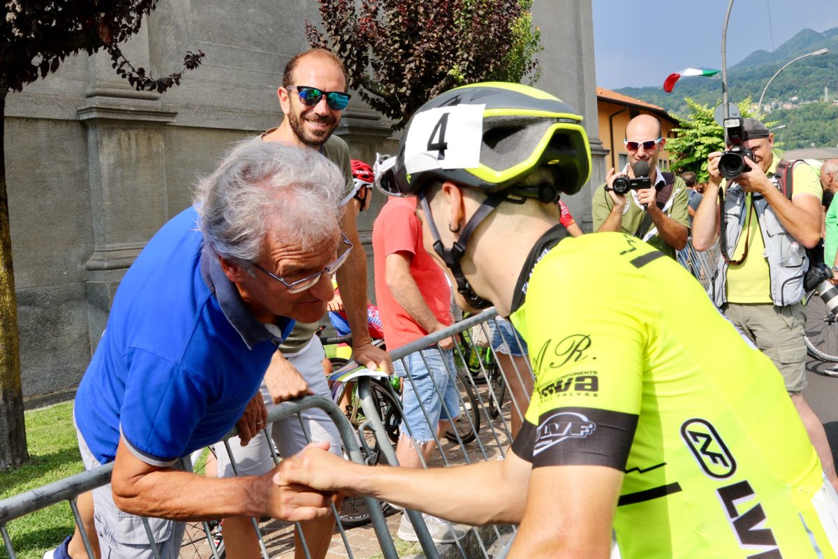 Il CT azzurro Rino De Candido si complimenta con Tomas Trainini (foto Photobicicailotto)