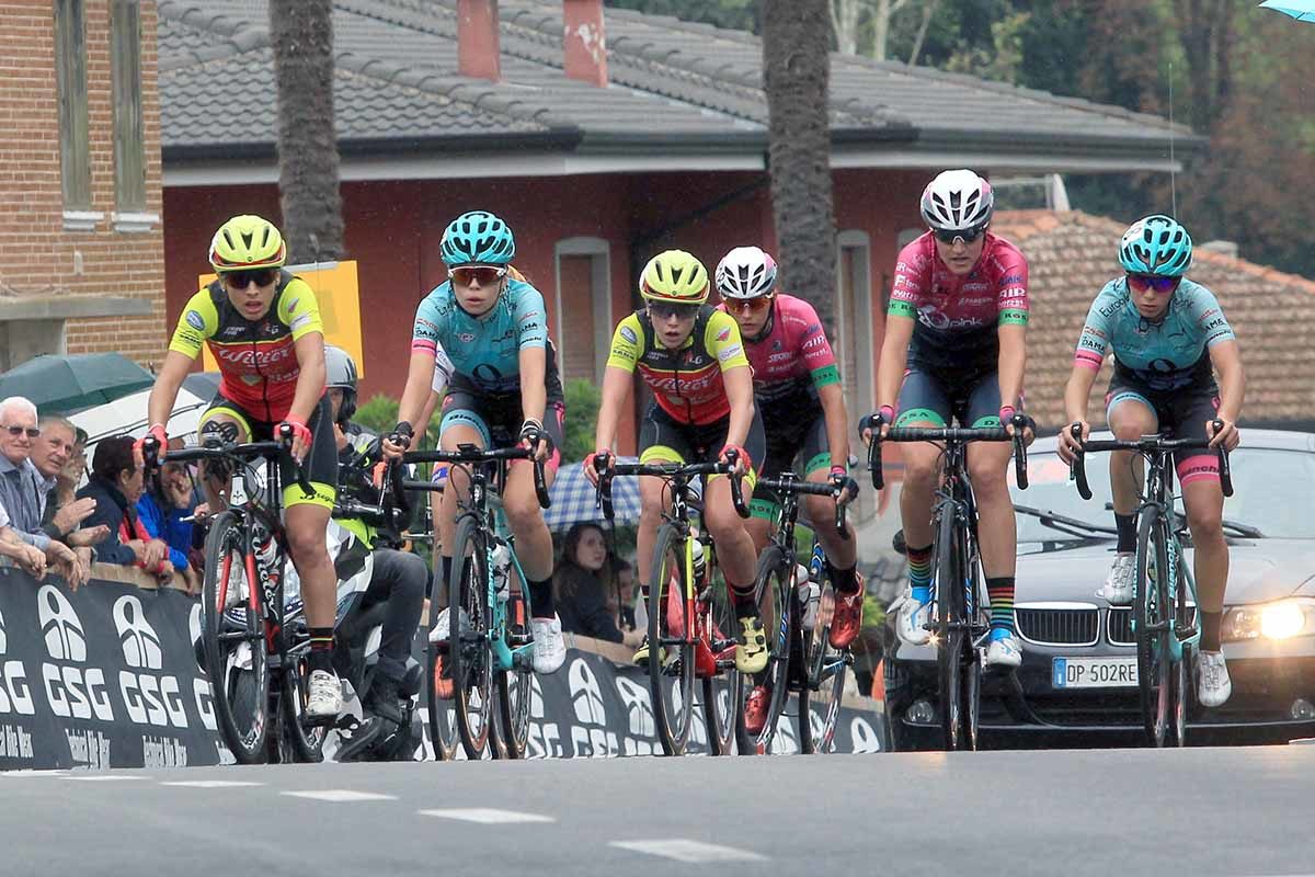 Le ragazze in fuga (foto Fabiano Ghilardi)