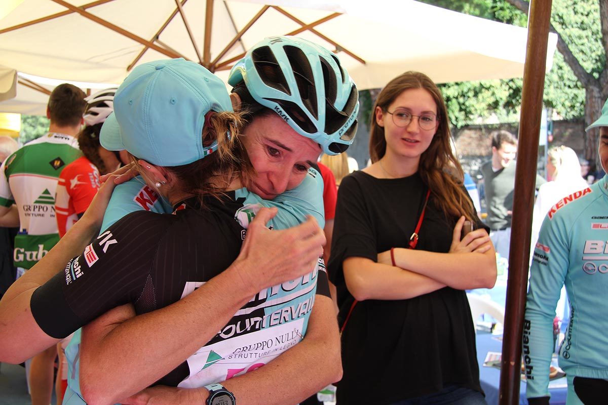 L'abbraccio tra Norma Gimondi e Chiara Teocchi